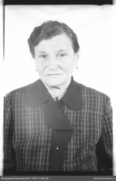 Porträt einer Frau im dunklen Mantel