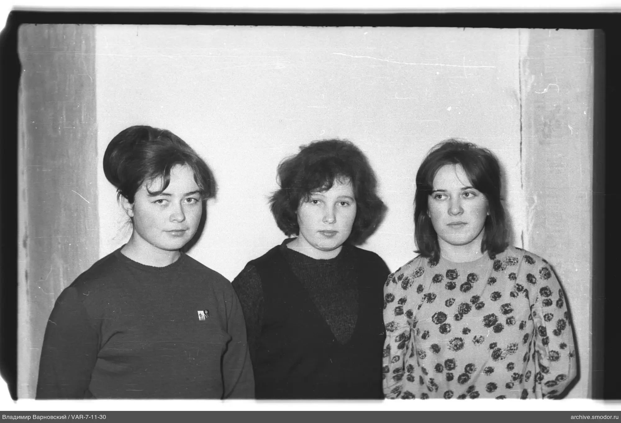Gruppenporträt von drei Frauen vor heller Wand