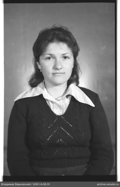 Портрет женщины в свитере и рубашке