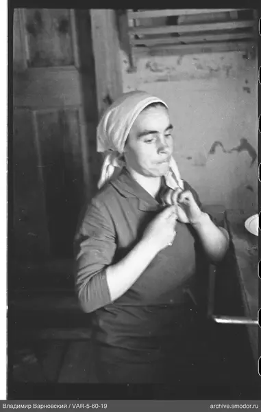 Женщина с бананами в руках