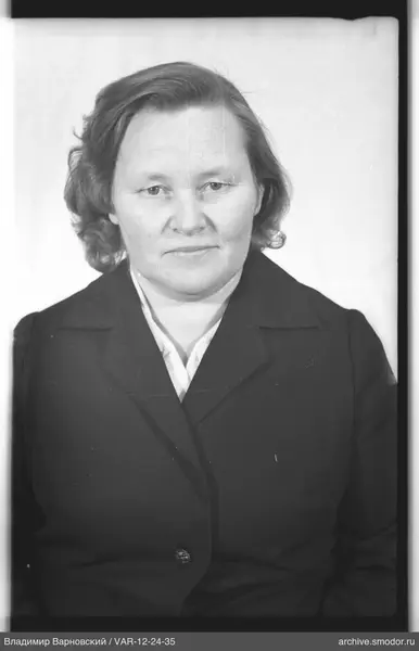 Porträt einer Frau in dunkler Jacke
