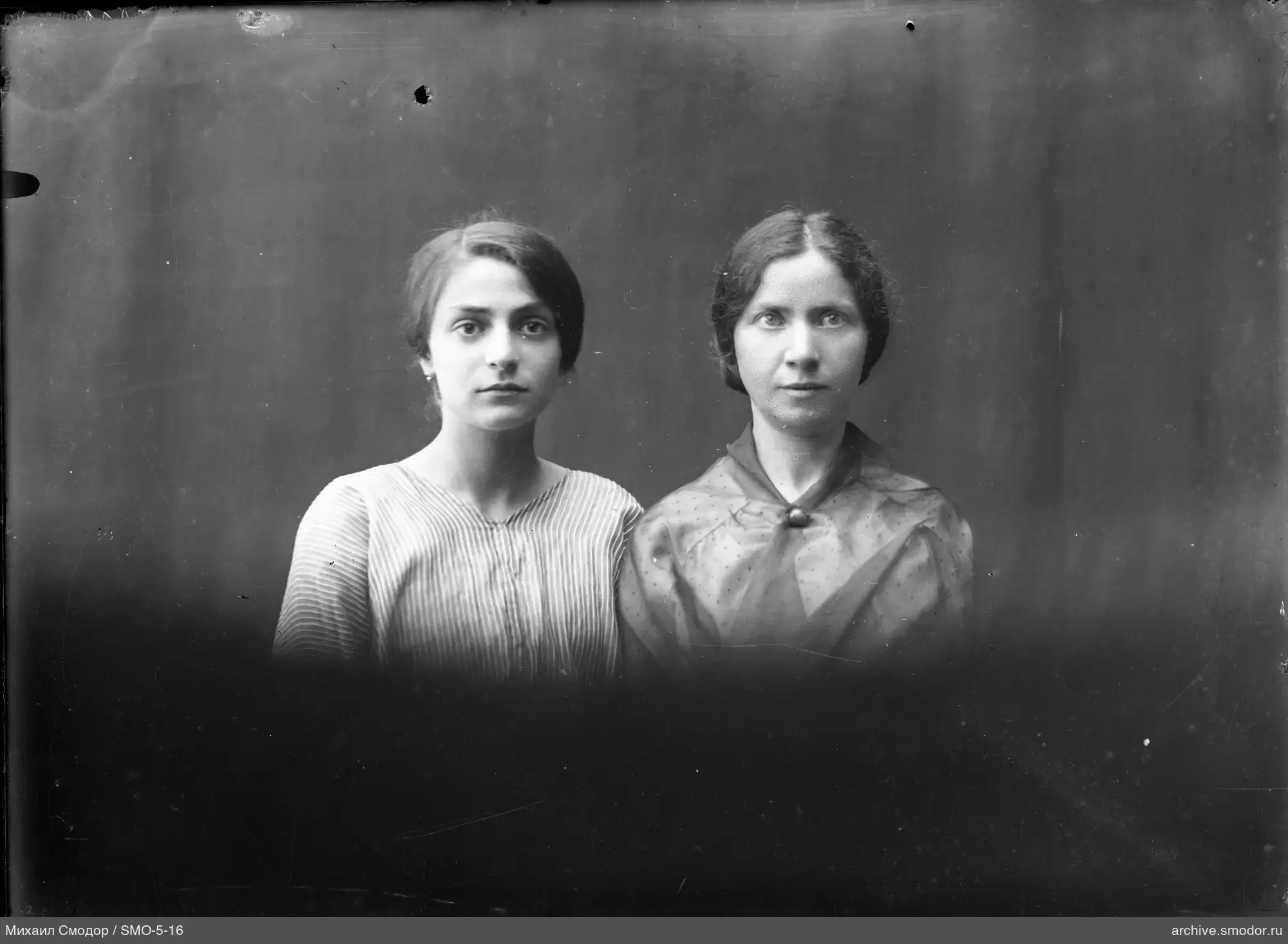 Две женщины на портретной фотографии