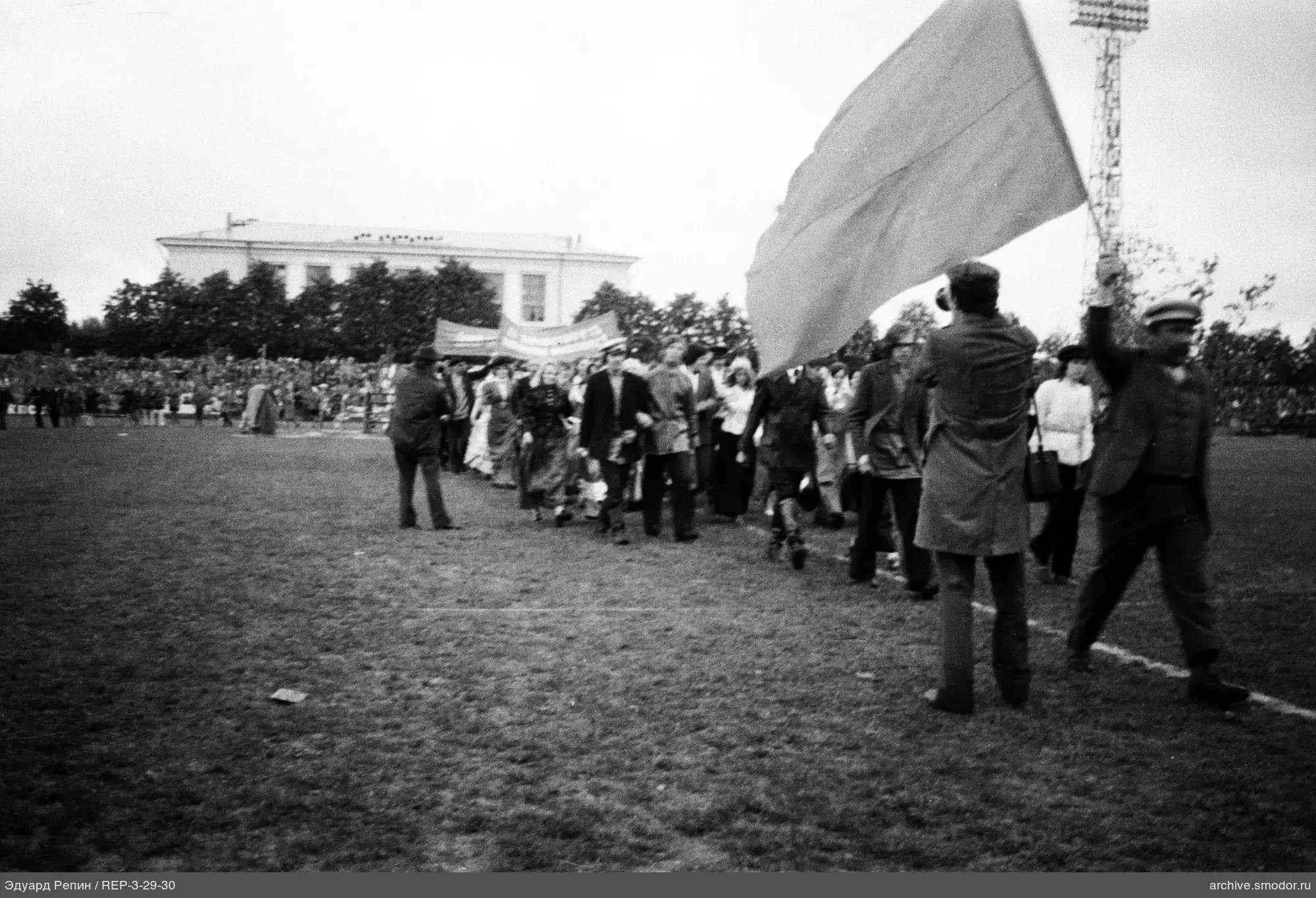 Gruppe von Menschen auf einem Fußballfeld