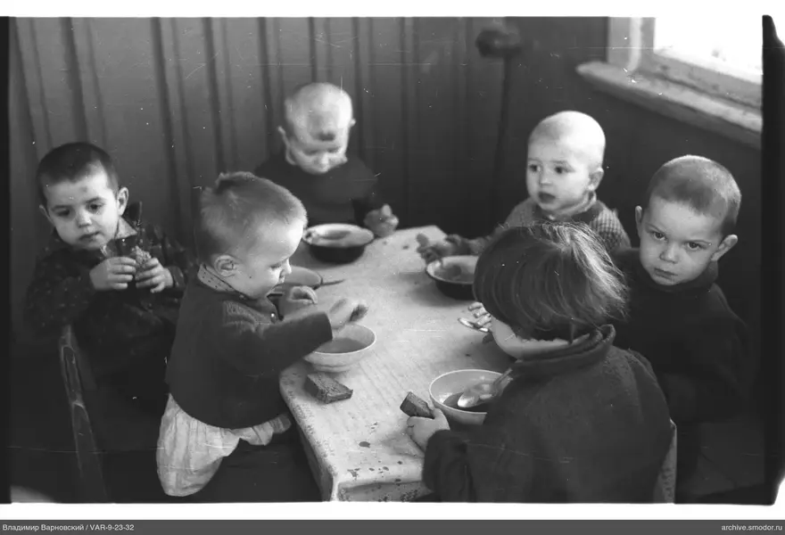 Kinder am Tisch