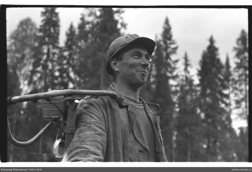 Mann mit Helm und Metallrahmen