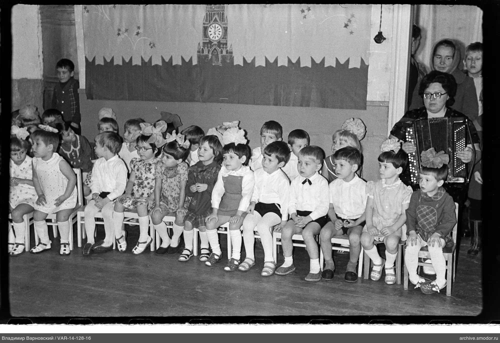 Gruppenporträt von Kindern und Frauen