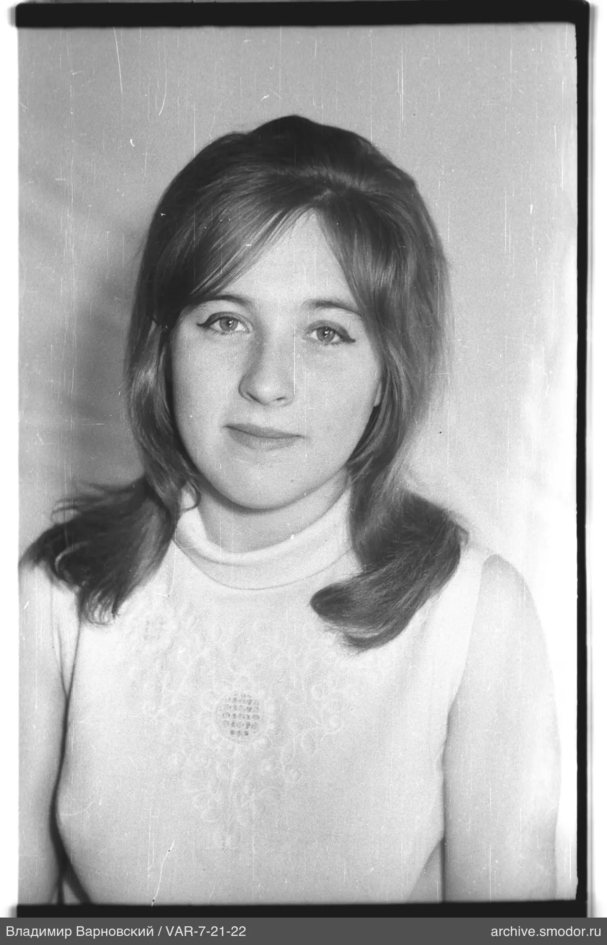 Porträt einer Frau in hellem Pullover