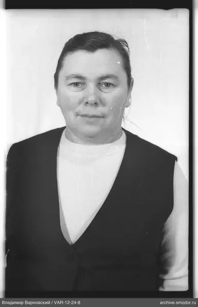 Porträt einer Frau in Pullover und Weste
