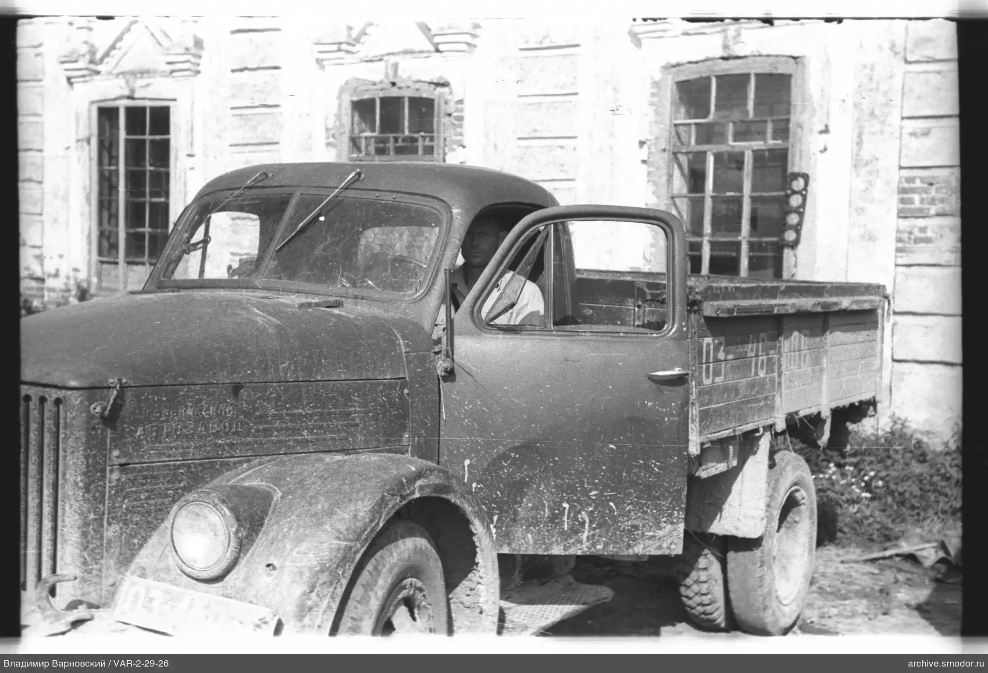 Mann in der Fahrerkabine des Lastwagens