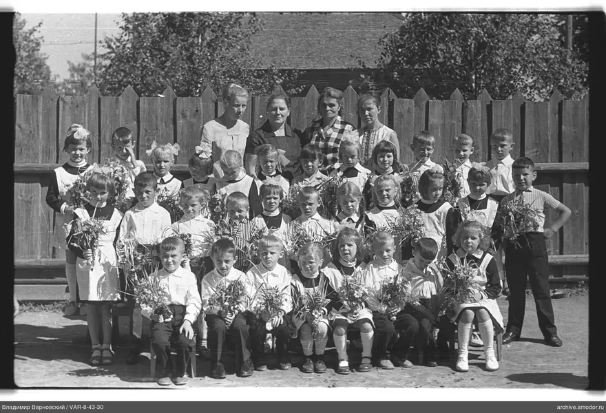 Gruppenporträt von Kindern und Frauen