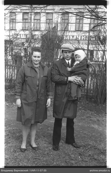 Gruppenporträt mit Frau, Mann und Kind