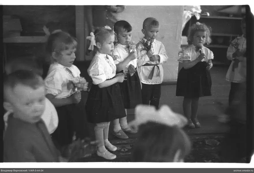 Gruppenporträt von Kindern mit Blumen