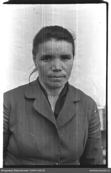Porträt einer Frau in dunkler Jacke