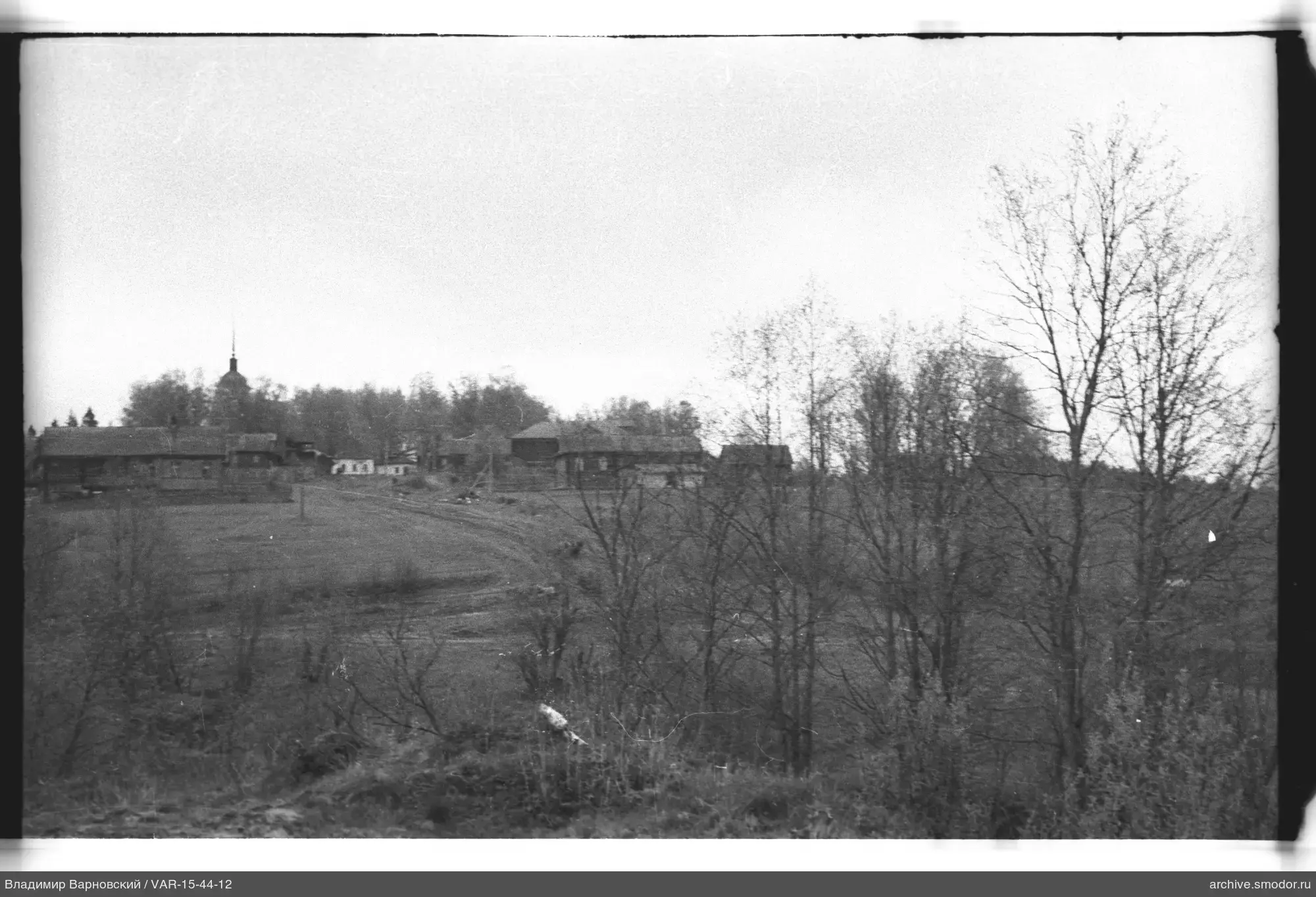 Landschaft mit Bäumen und Kirche