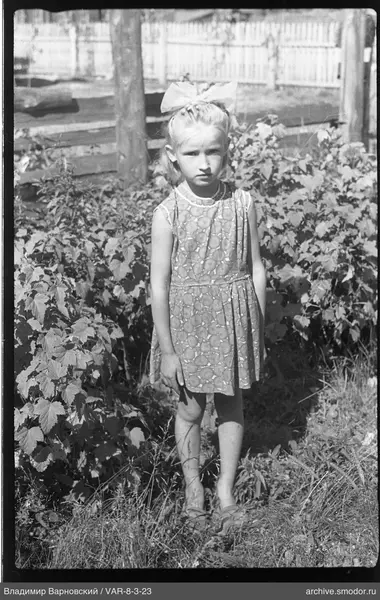 Mädchen im Kleid mit Schleife