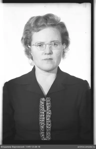 Porträt einer Frau mit kurzen hellen Haaren