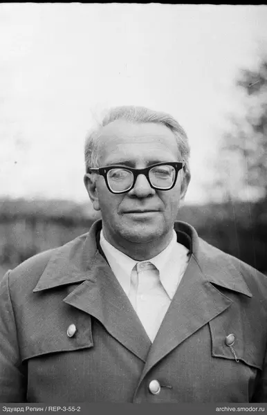 Porträt eines Mannes mit Brille