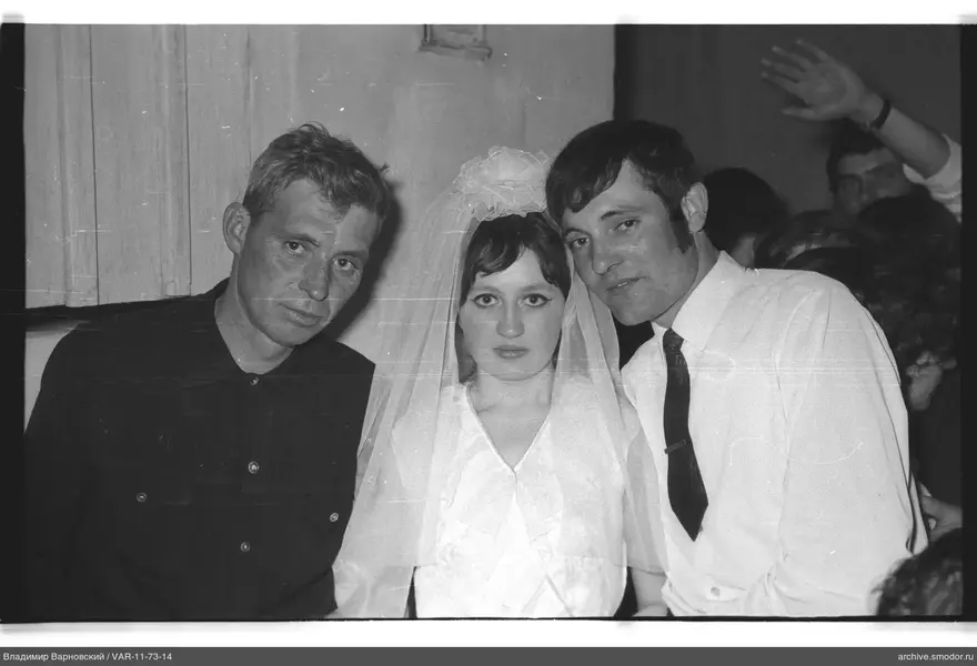 Gruppenporträt mit Frau im Hochzeitsveil