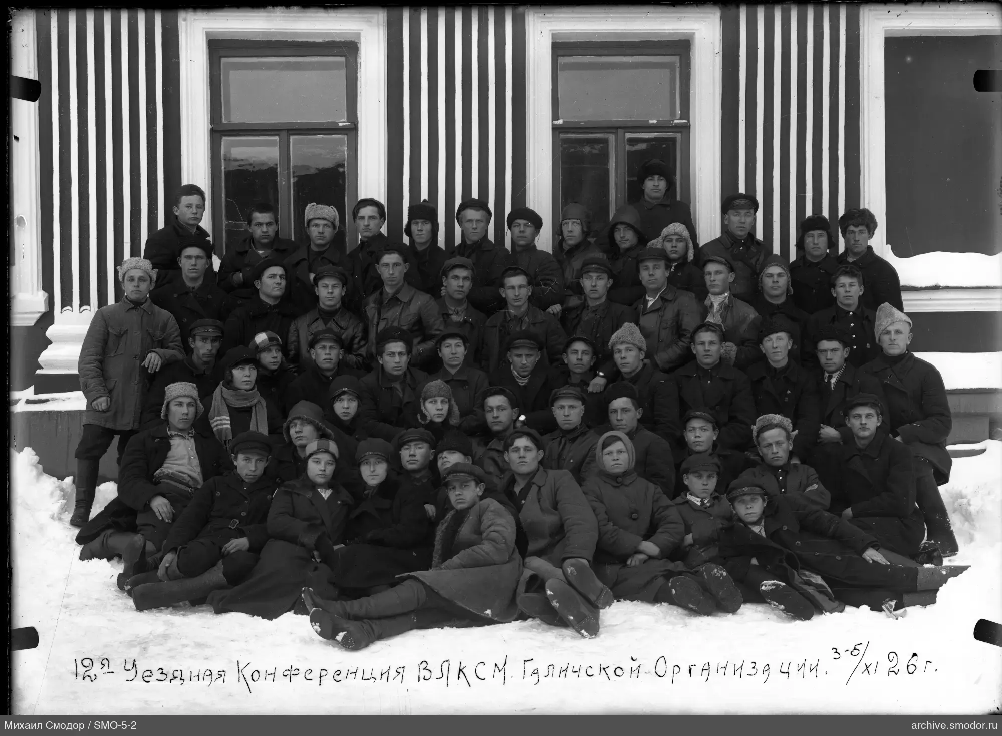Gruppenporträt vor Gebäude auf Schnee