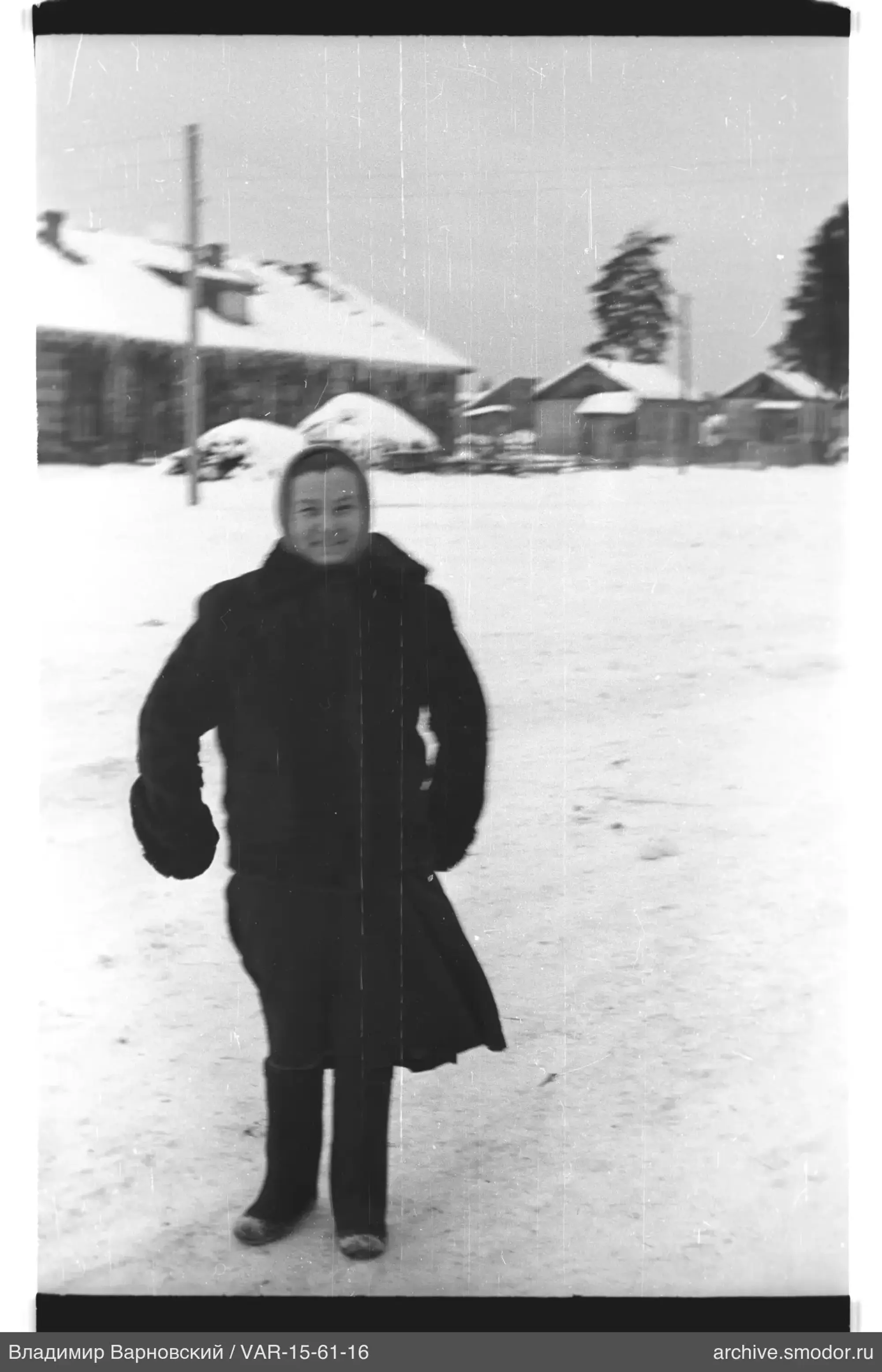 Ganzkörperporträt einer Frau im Schnee