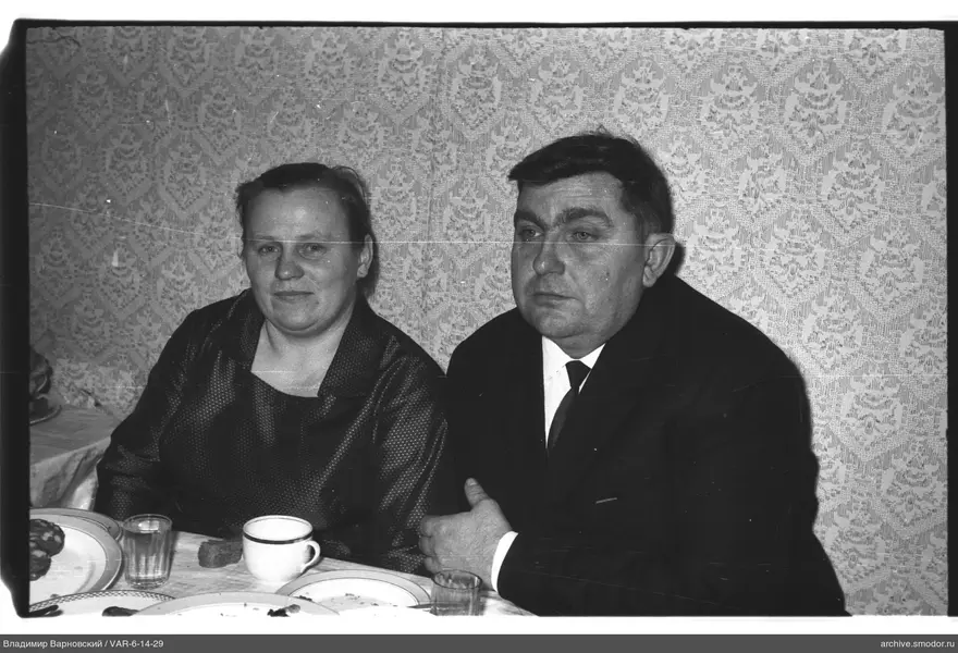 Групповой портрет у стола
