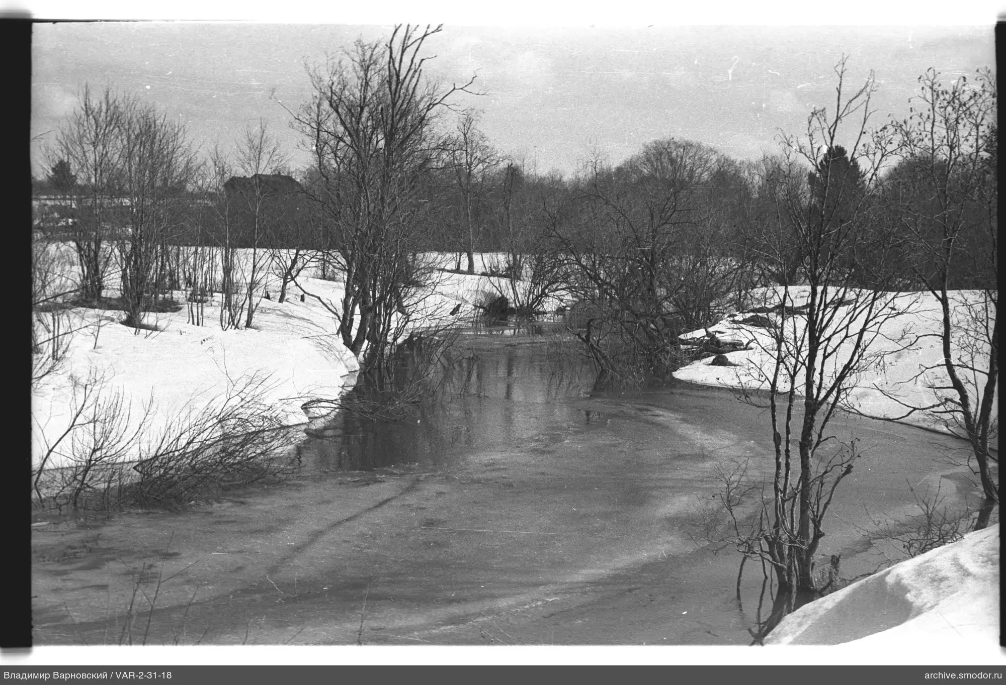Fluss mit teilweise zugefrorener Oberfläche