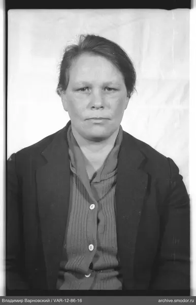 Porträt einer Frau in Jacke und Strickjacke