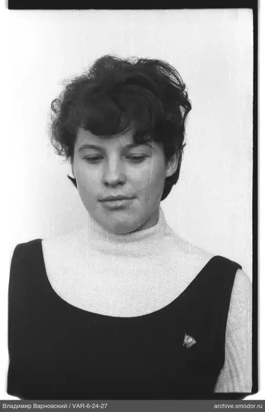 Porträt einer Frau in hellem Rollkragenpullover und dunklem Kleid