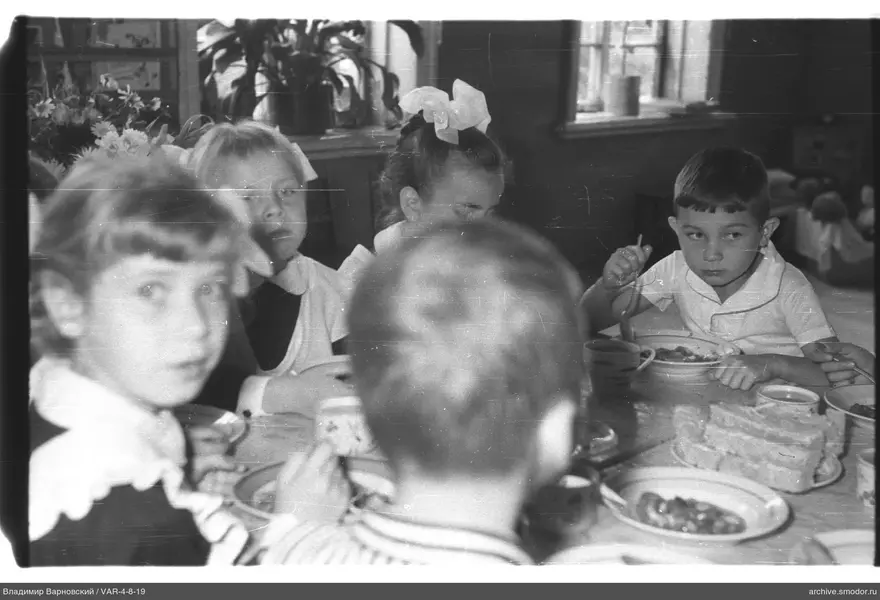 Kinder am Tisch