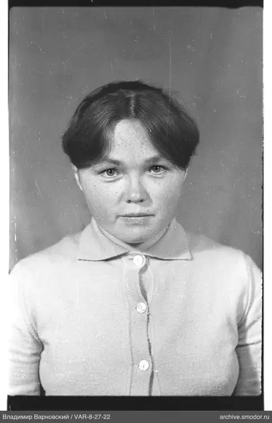 Porträt einer Frau im hellen Cardigan