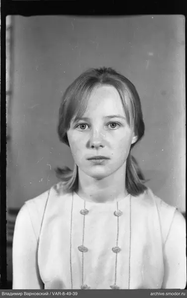Porträt einer Frau in heller Bluse
