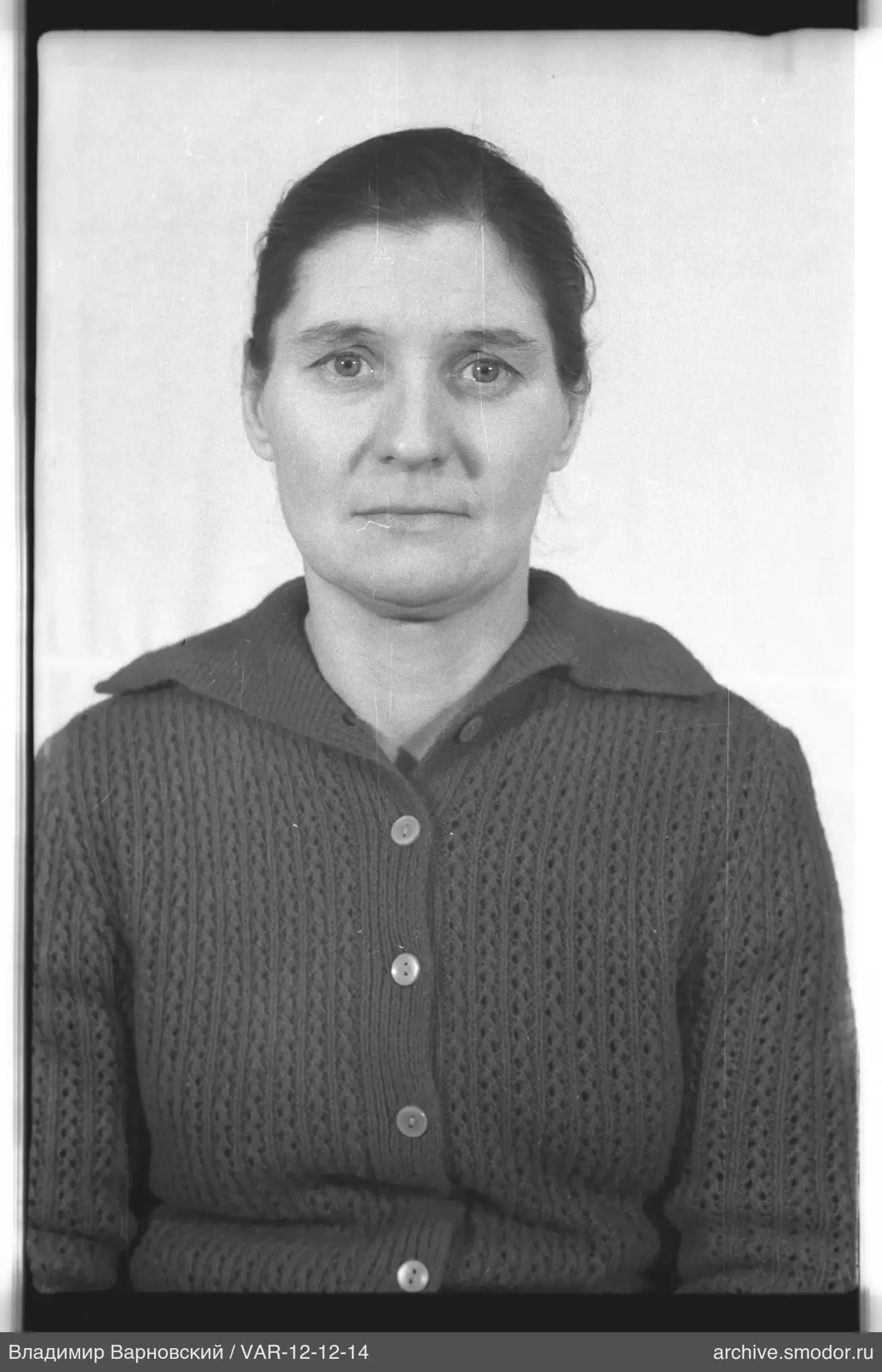 Портрет женщины в вязаном кардигане