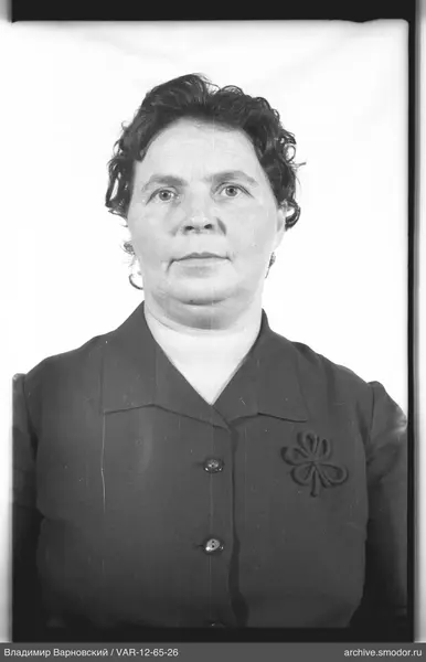 Porträt einer Frau in dunkler Jacke