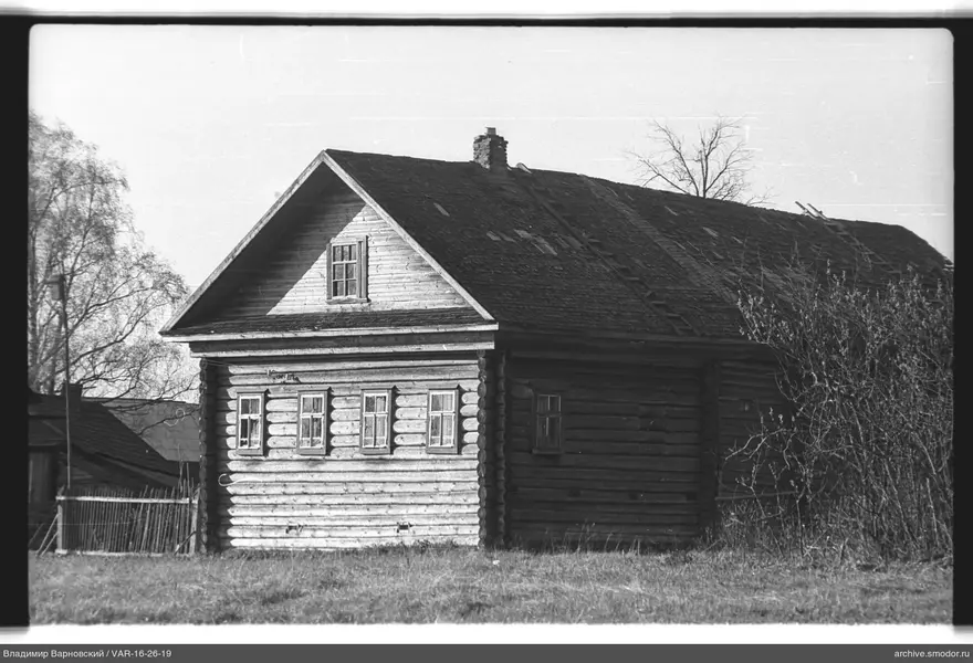 Holzhaus mit Fenstern und Dach