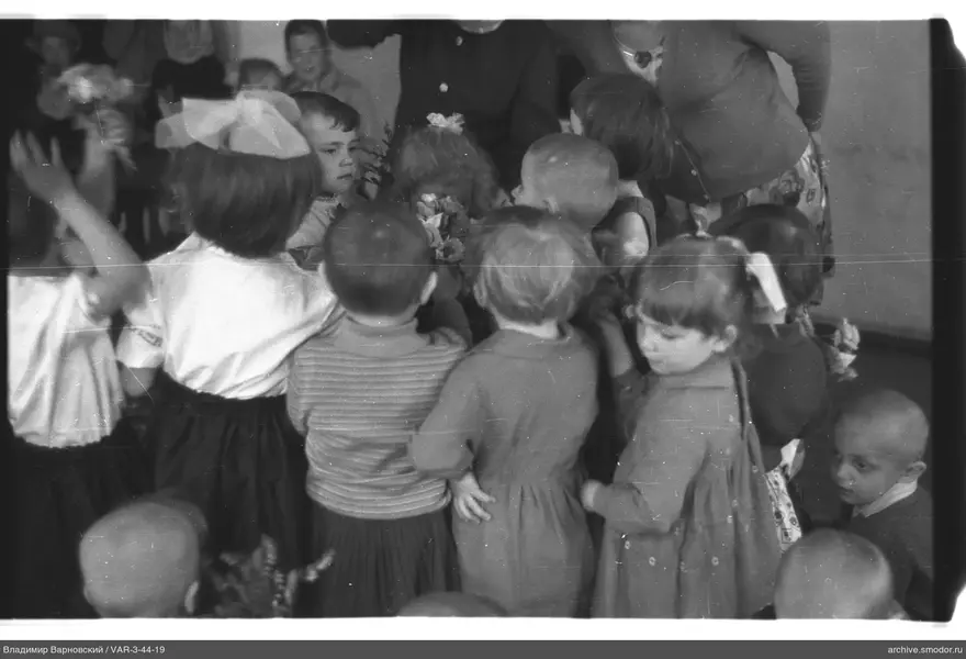 Gruppe von Kindern und Erwachsenen