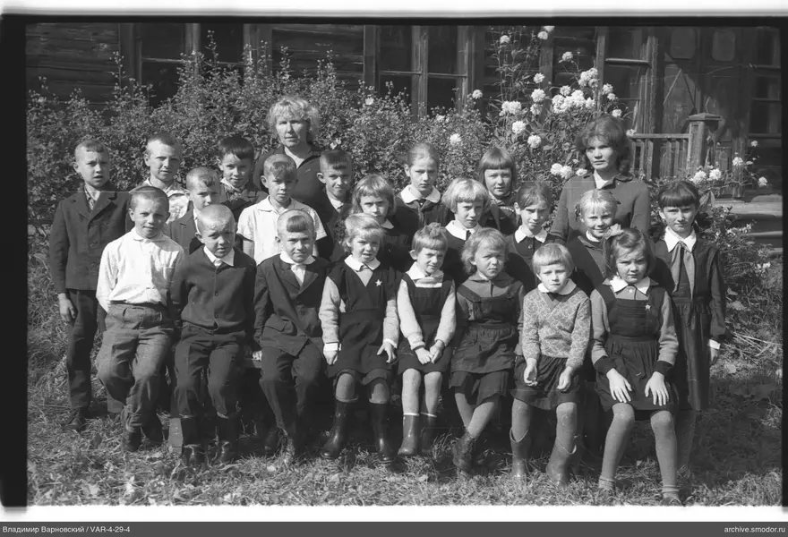 Gruppenporträt von Kindern und Frauen