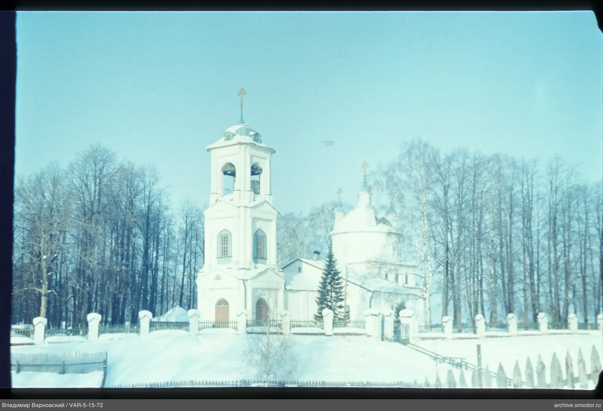 Weiße Kirche mit Kuppeln und Kreuzen