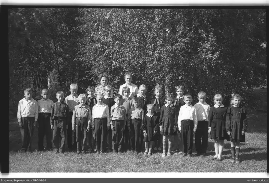Gruppenporträt von Kindern und Erwachsenen