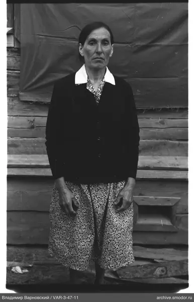 Full-length portrait of a woman
