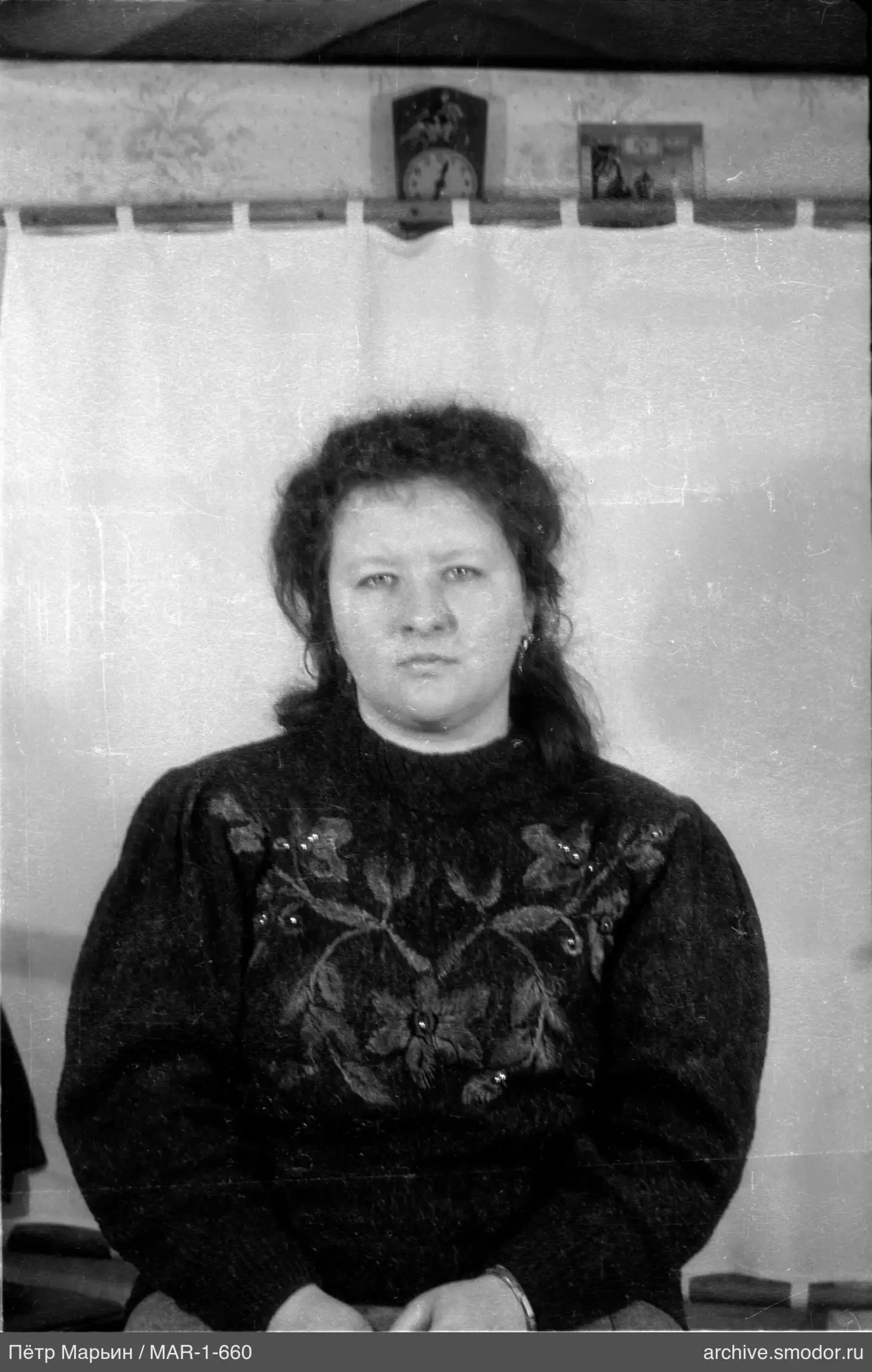 Портрет женщины в тёмном свитере
