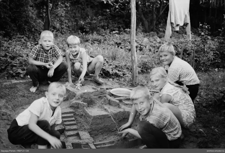 Kinder spielen mit Sand