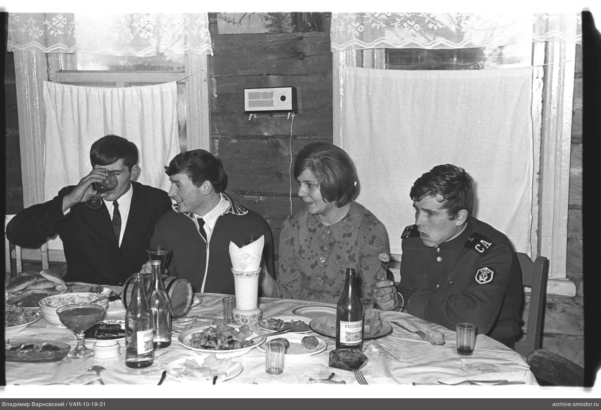 Gruppenfoto am Tisch