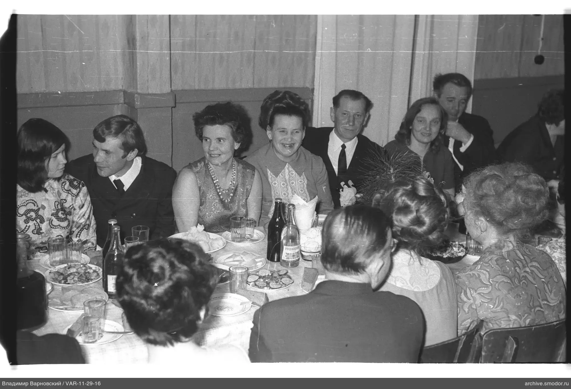 Gruppenporträt am Tisch