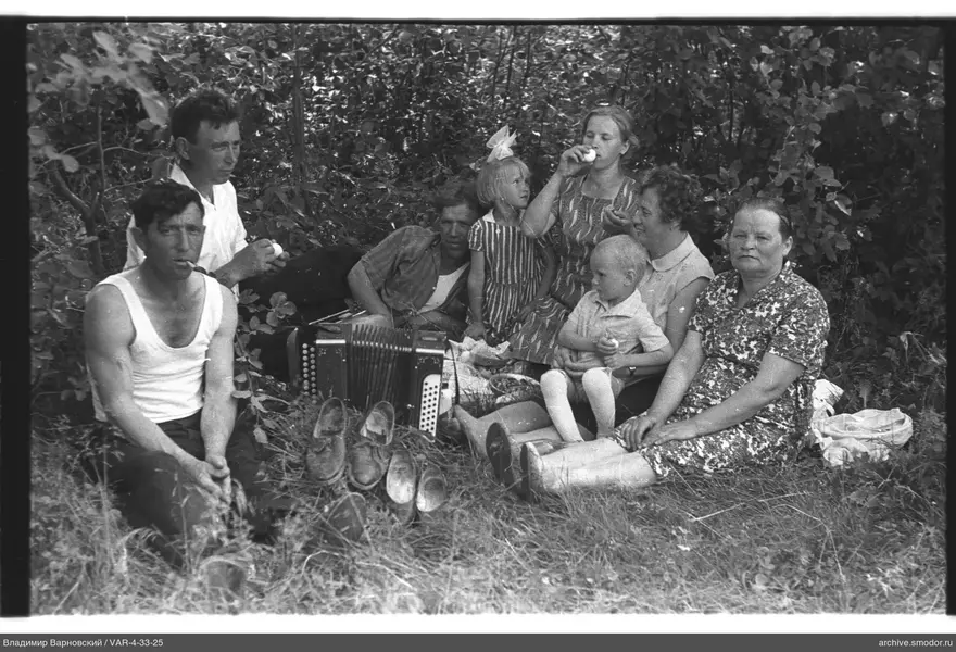 Gruppe von Menschen auf dem Gras