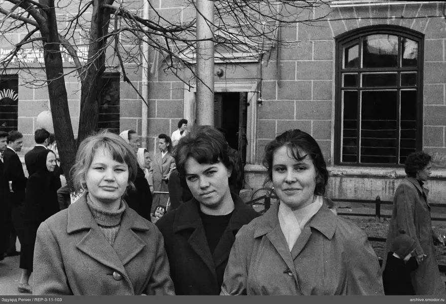 Gruppenporträt von Frauen auf der Straße