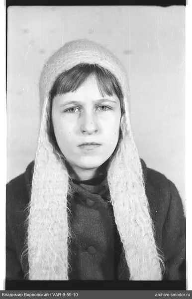 Porträt einer Frau mit Mütze und Mantel