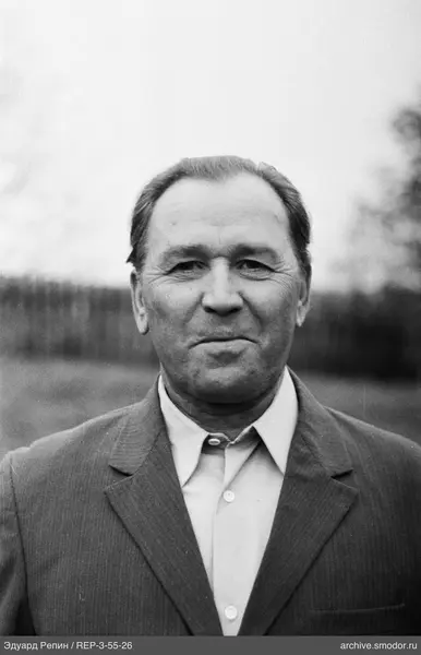 Porträt eines Mannes in heller Hemd und dunkler Jacke