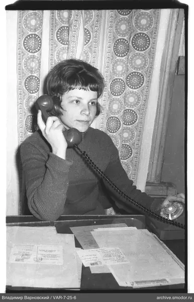 Porträt einer Frau mit Telefon
