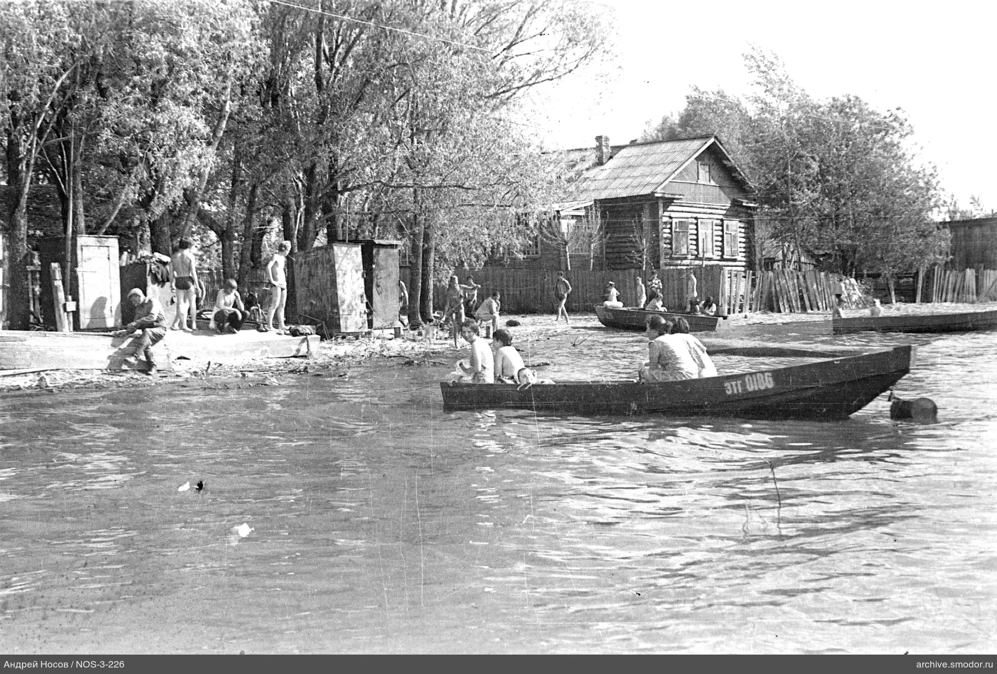 Люди в лодке и на берегу