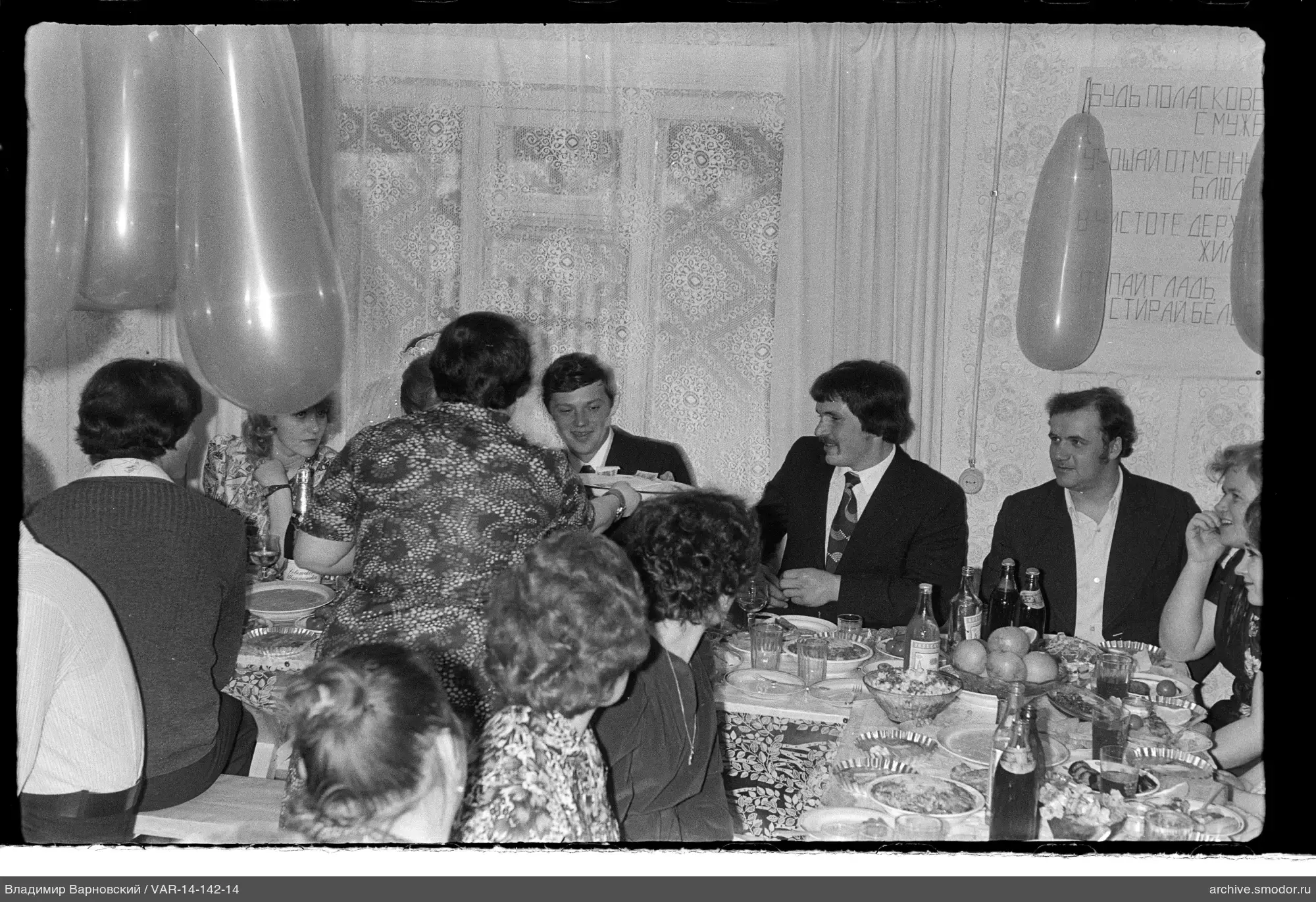 Gruppe am Tisch mit Essen und Getränken